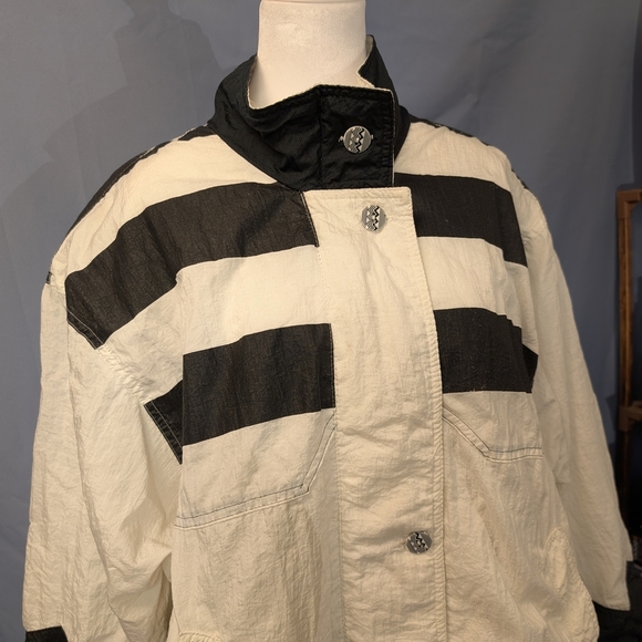 🏁 Vintage Black & White Geometric Windbreaker - Picture 3 of 6